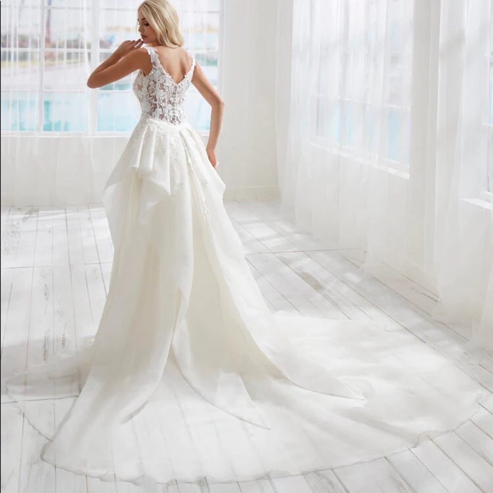 Elegant White Wedding Dress
